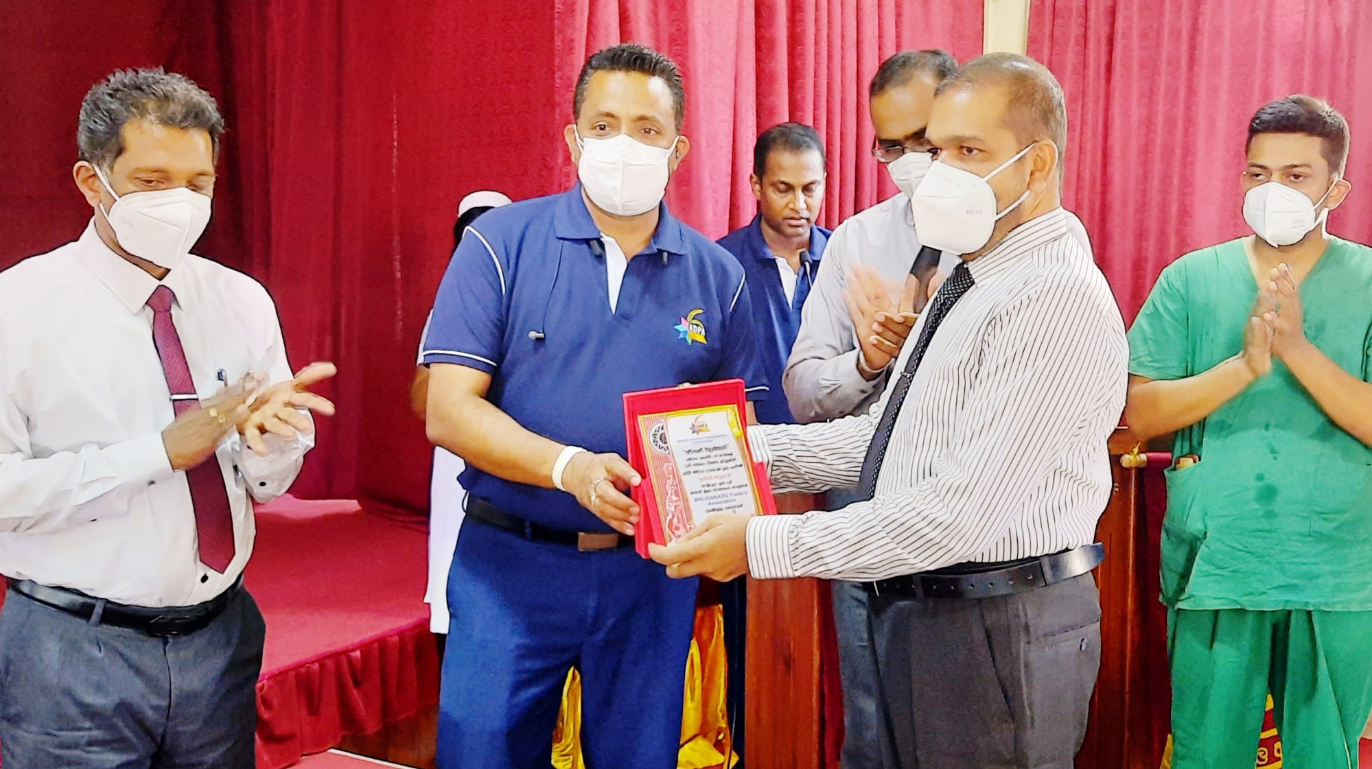 அம்பாறை பொது வைத்தியசாலைக்கு நிதி திரட்டல் மூலம் கொள்வனவு செய்யப்பட்ட வென்ரிலேட்டர் அன்பளிப்பு