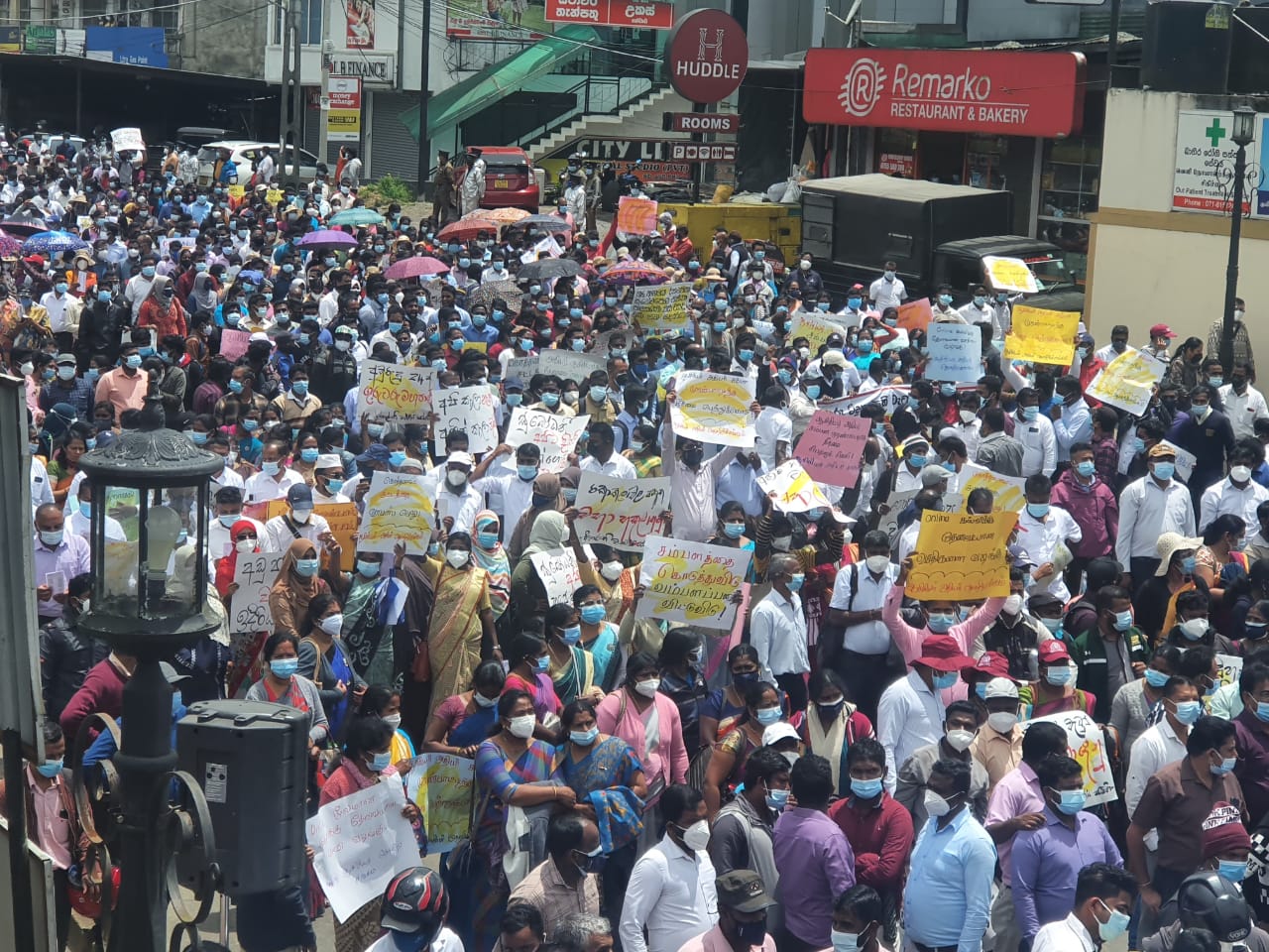 அதிபர், ஆசிரியர் தொழிற் சங்கங்கள் மாபெரும் போராட்டம்: பெருமளவானோர் இணைவு