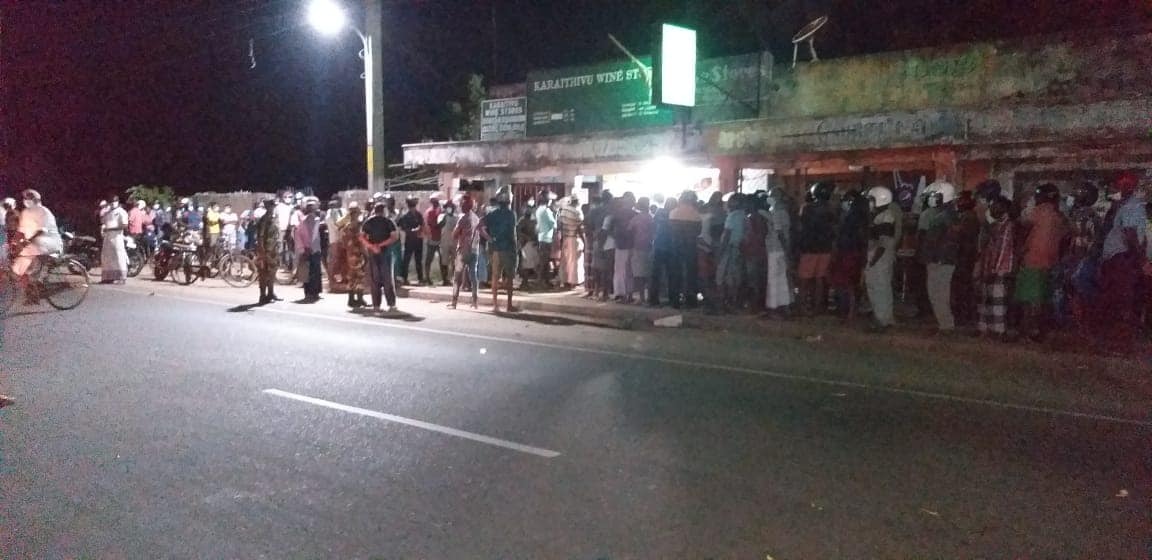 மதுக்கடைகளை நோக்கி படையெடுக்கும் ‘குடிமக்கள்’: அர்த்தமற்றுப் போகும் ஊரடங்குச் சட்டம்