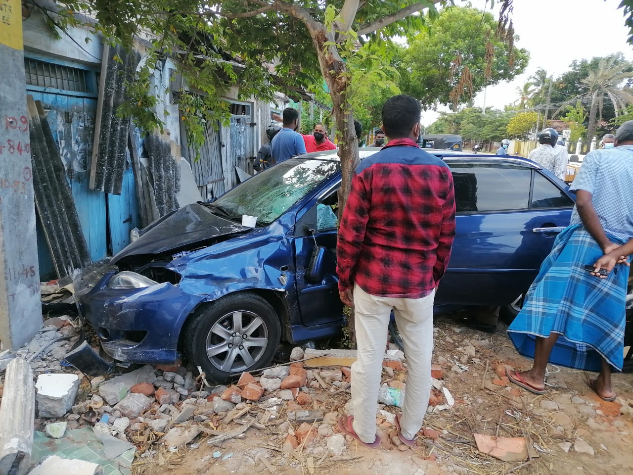 கார் – மோட்டார் சைக்கிள் விபத்து: நிந்தவூரில் சம்பவம்