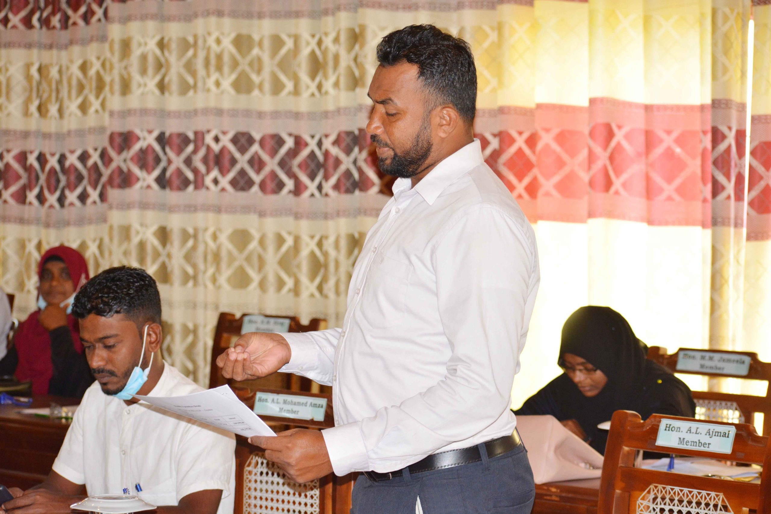 அட்டாளைச்சேனை பிரதேச சபை வரவு – செலவுத் திட்டம்; மோசமான ஆவணப்படுத்தல்: எதிர்கட்சி மற்றும் ஆளுந்தரப்பு உறுப்பினர்கள் சாடல்