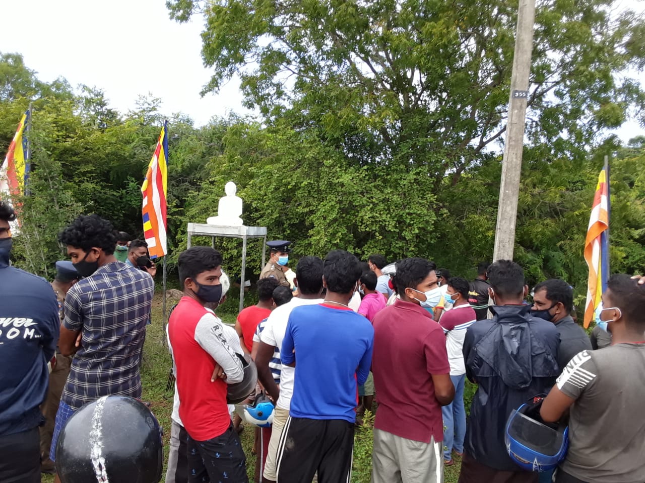 தமிழர் பிரதேசத்தில் ‘முளைத்த’ திடீர் புத்தர் சிலை: மக்களின் எதிர்ப்பினால் அகற்றுவதற்கு சம்மதம்