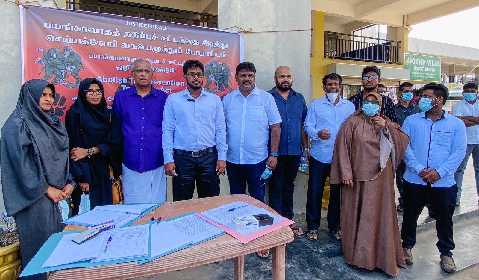 பயங்கரவாத தடைச் சட்டத்தை நீக்கக் கோரும்  போராட்டம்: அஹ்னாப் மற்றும் குடும்பத்தாரும் கையெழுத்திட்டனர்