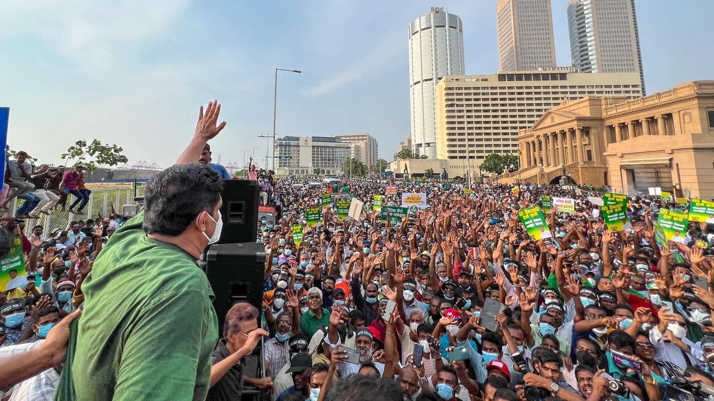 மக்கள் வரிசையில் நிற்பதற்கு  அரசாங்கத்தின் இனவாத கொள்கைகளே காரணம்: மக்கள் பேரணியில் சஜித் பிரேமதாஸ