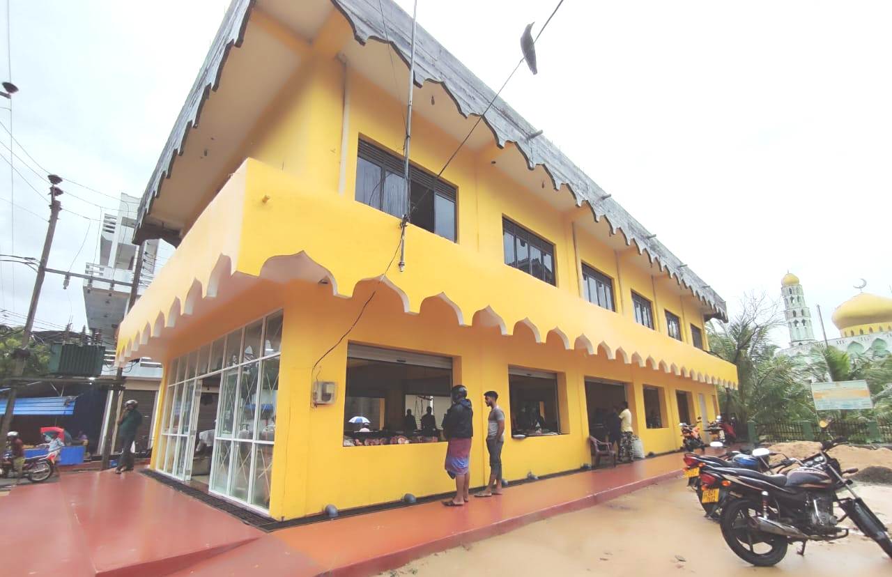 அட்டாளைச்சேனையில் மீன் சந்தையை தவிர்த்து, பிரதான வீதியோரங்களில் மீன் வியாபாரம் செய்வோர் தொடர்பில் முறைப்பாடு: பொலிஸ் நடவடிக்கை இன்னுமில்லை