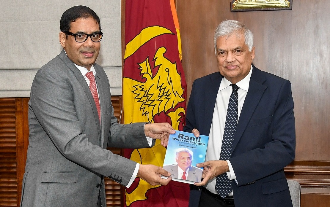 ‘ரணில் விக்ரமசிங்கவின் வாழ்க்கை வரலாறு’ கையளிப்பு