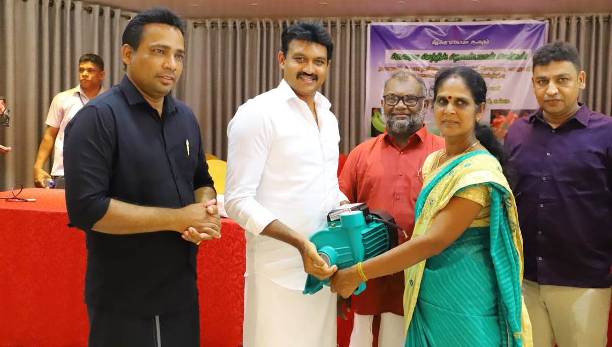 கிழக்கு ஆளுநரால் 350 நீர் பம்பிகள் வழங்கி வைப்பு
