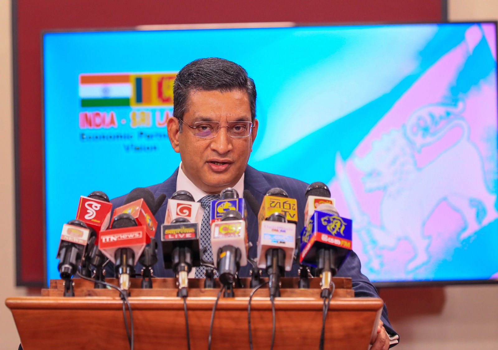 மாகாண சபைக்கு பொலிஸ் அதிகாரம் வழங்குவது தொடர்பில், இந்திய பிரதமருக்கு ஜனாதிபதி ரணில் விளக்கம்