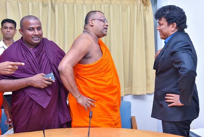 ‘அன்று பின்வாங்கினார், இன்று உதை வாங்கினார்’: ‘பொடியன்’ விவகாரத்தில் சிக்கிய மாகல்கந்தே சுதந்த தேரர் குறித்து மனோ கணேசன் பதிவு