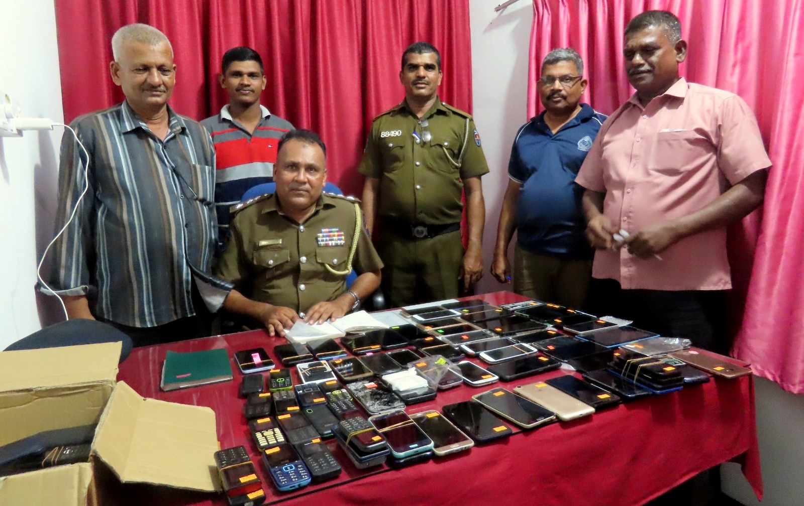 கைத்தொலைபேசி திருட்டுக் கும்பல் கல்முனையில் சிக்கியது: வைத்தியசாலைக்கு நோயாளர்களை பார்க்க வருவோர் இலக்கு என தெரிவிப்பு
