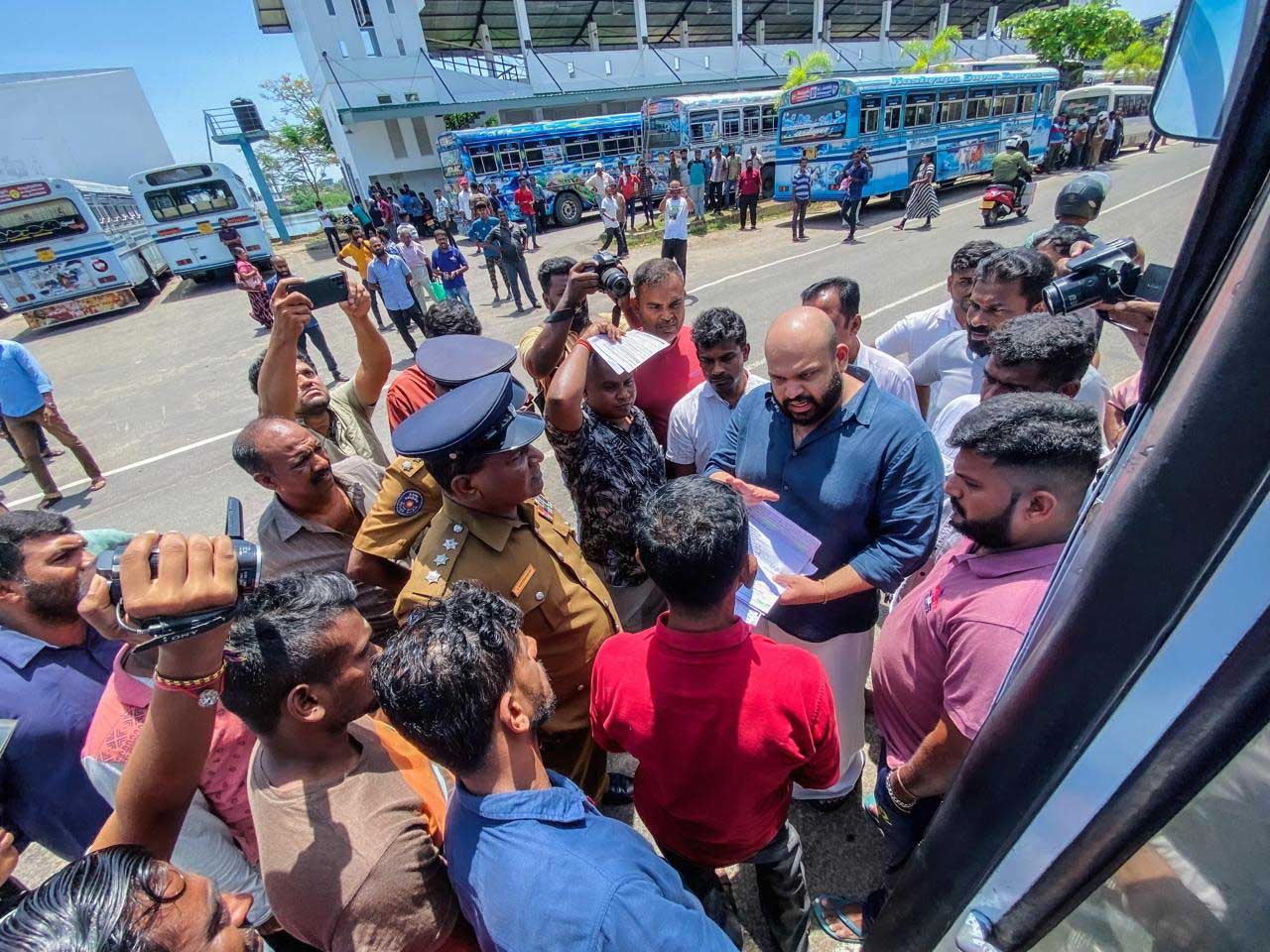 அனுமதிப் பத்திரமற்ற பயணிகள் பேரூந்துகள் தொடர்பில் ஆர்ப்பாட்டம்: களத்துக்குச் சென்ற சாணக்கியனின் நடவடிக்கைகளை குழப்ப முயற்சி