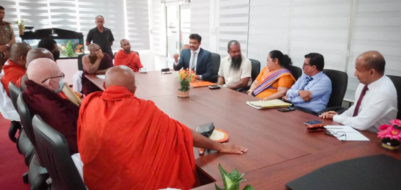 விகாரை அமைப்புக்கு அனுமதி கிடையாது: பிக்குகள் முன்னிலையில் மீண்டும் உறுதி செய்தார் கிழக்கு ஆளுநர்