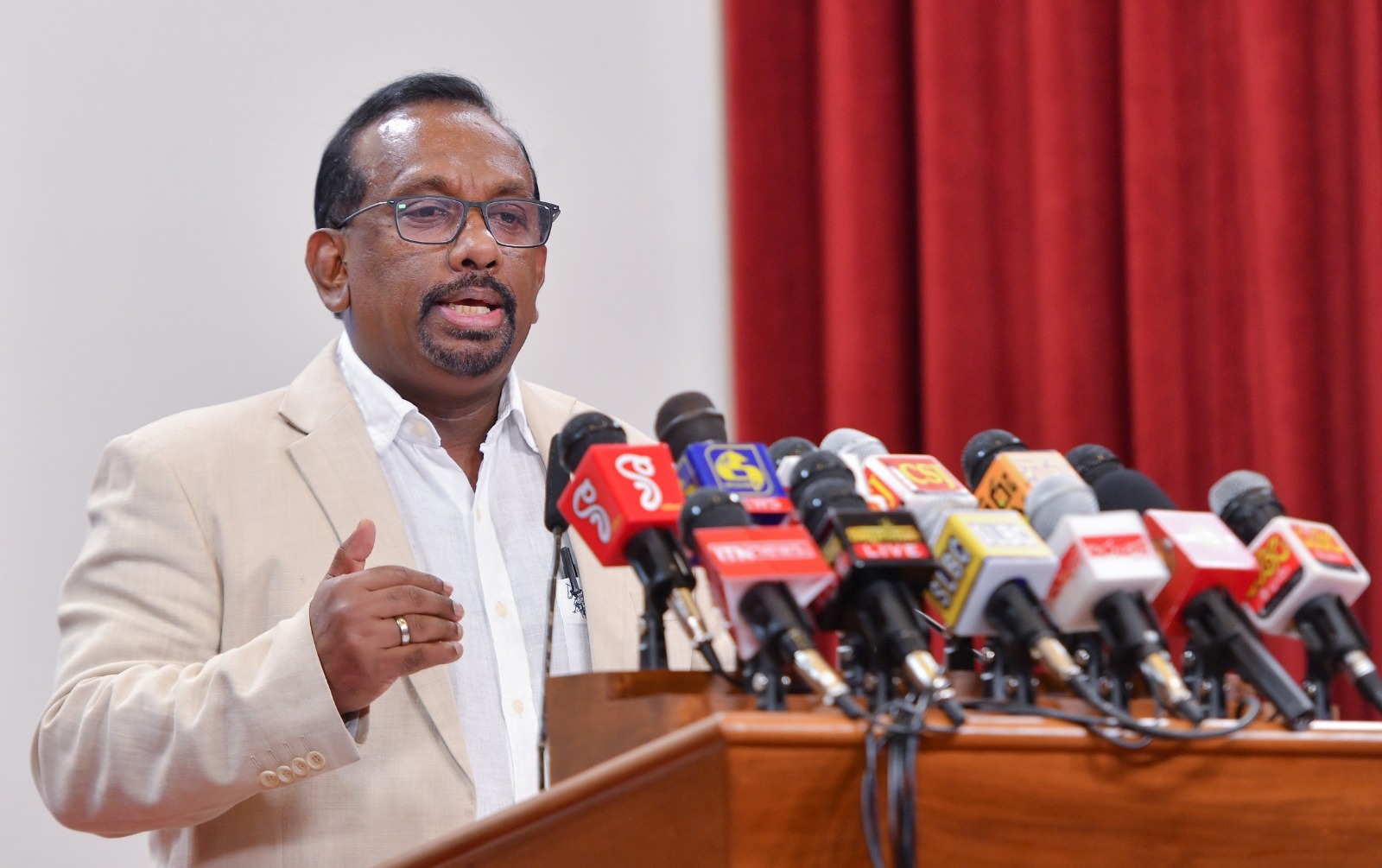 வருமான இலக்கை எட்ட முடியவில்லை; அதிகாரிகளின் திறமையின்மையே காரணம்:  மஹிந்தானந்த அளுத்கமகே எம்.பி குற்றச்சாட்டு
