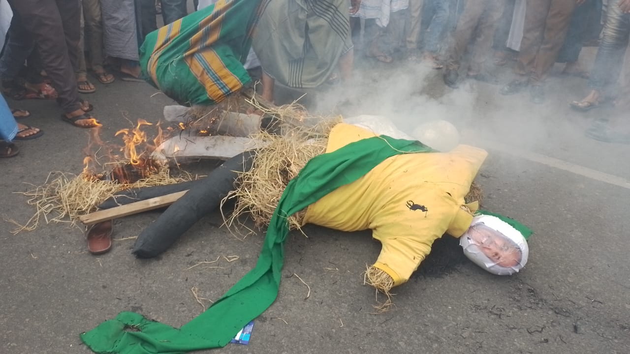 பச்சை சால்வை போட்ட பைத்தியம்; “வராதே, வராதே”: ஹக்கீமுக்கு எதிராக சாய்ந்தமருதில் பொம்மை எரித்து மக்கள் ஆர்ப்பாட்டம்