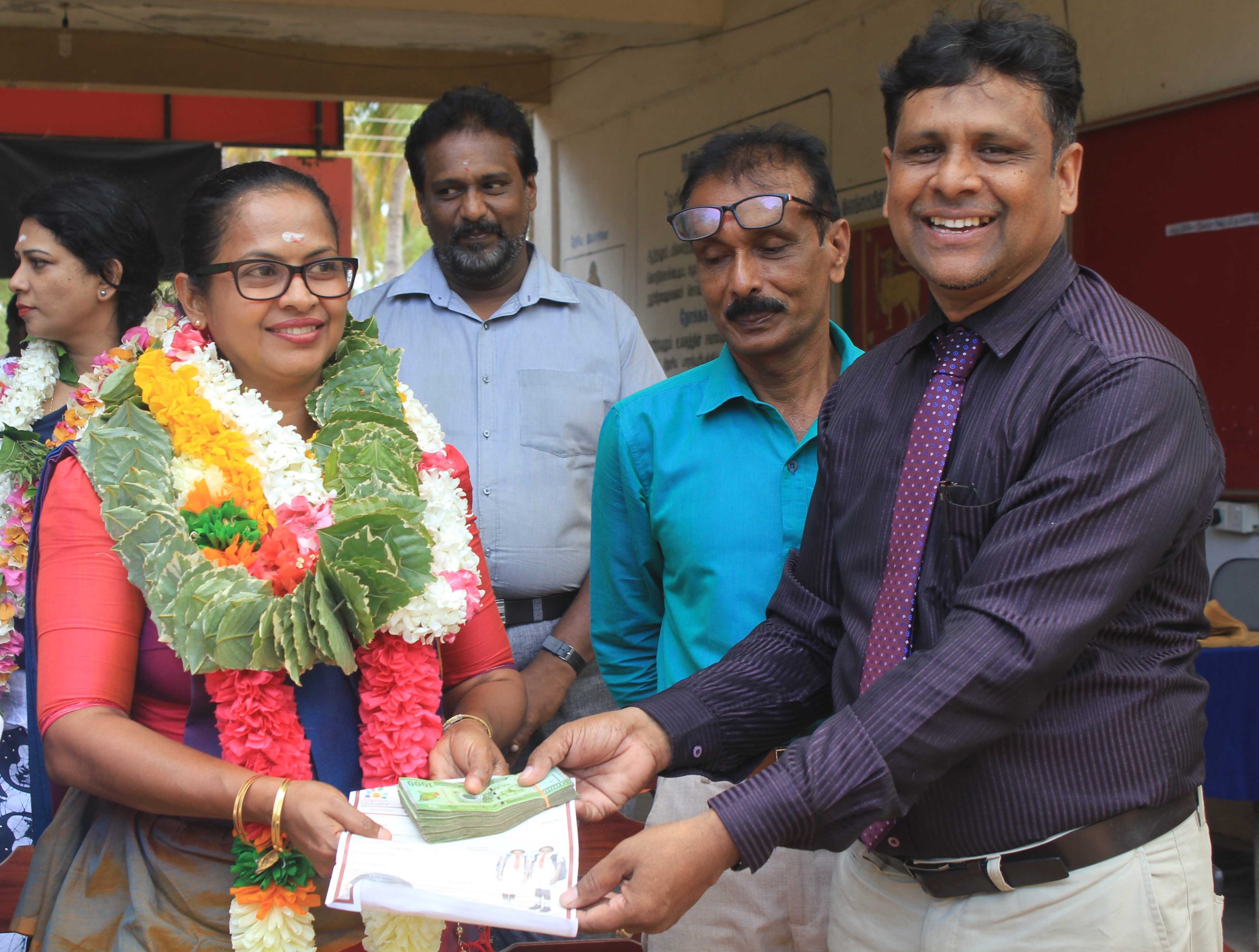 உலக சிறுவர் தினைத்தையொட்டி, கோமாரியில் மாணவர்களை பாராட்டிக் கௌரவித்த மக்கள் வங்கி பொத்துவில் கிளை