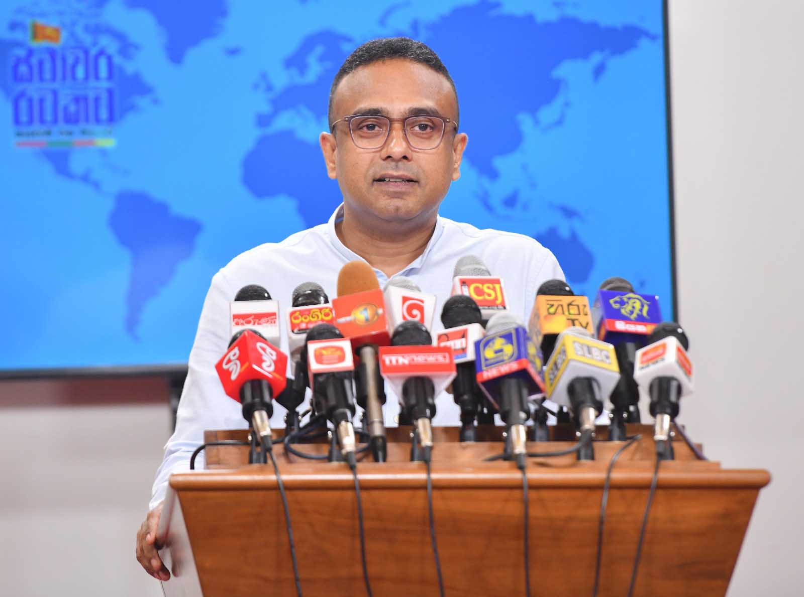 முன்னாள் அமைச்சர் மனுஷ, உச்ச நீதிமன்றில் தாக்கல் செய்த மனுவை மீளப் பெற்றார்
