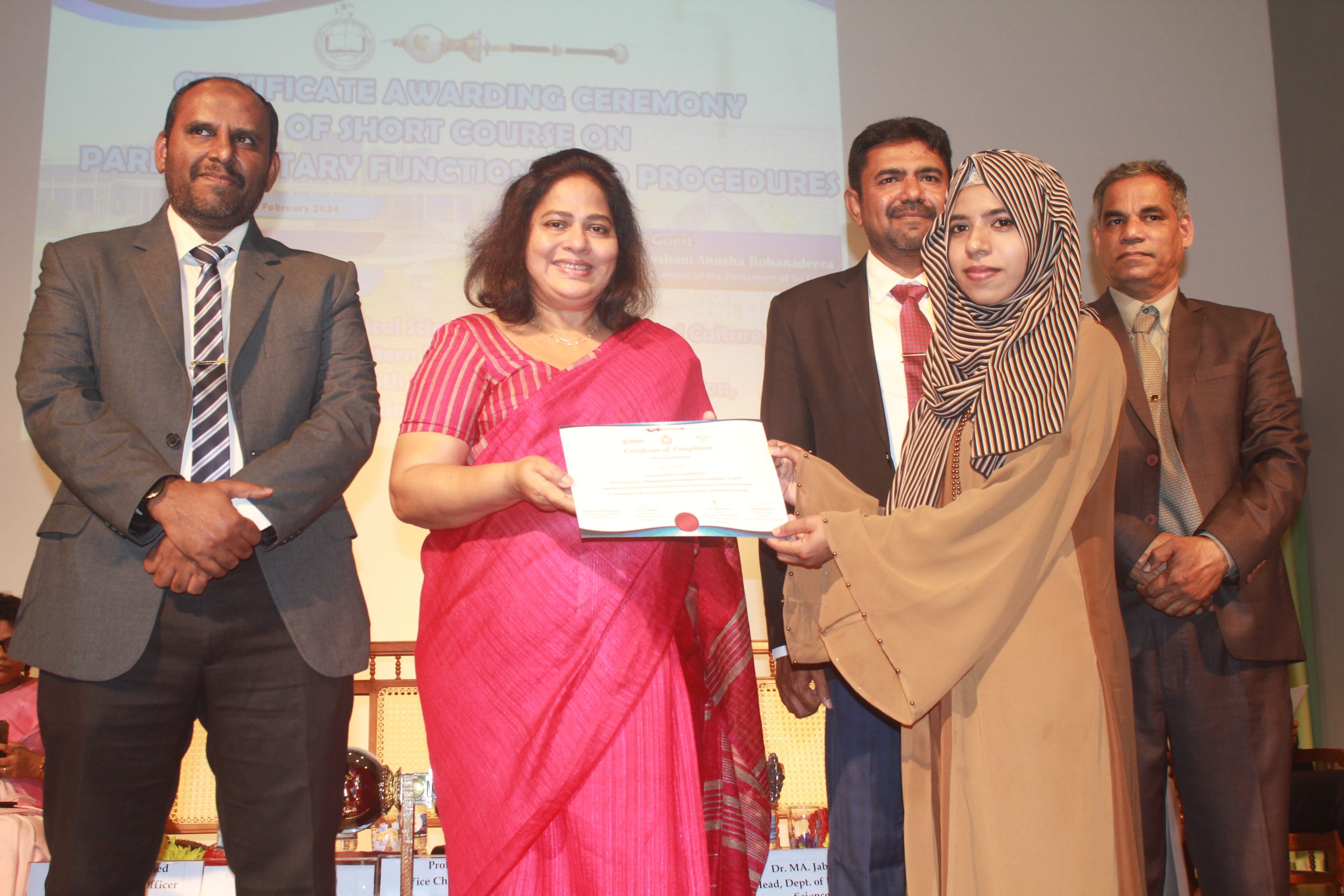 பொதுமக்களுக்கும் நாடாளுமன்ற அலுவலர்களுக்கும் இடையில், இடைவெளியை ஏற்படுத்தும் விடயங்கள் தொடர்பில், நாடாளுமன்ற செயலாளர் நாயகம் எடுத்துரைப்பு