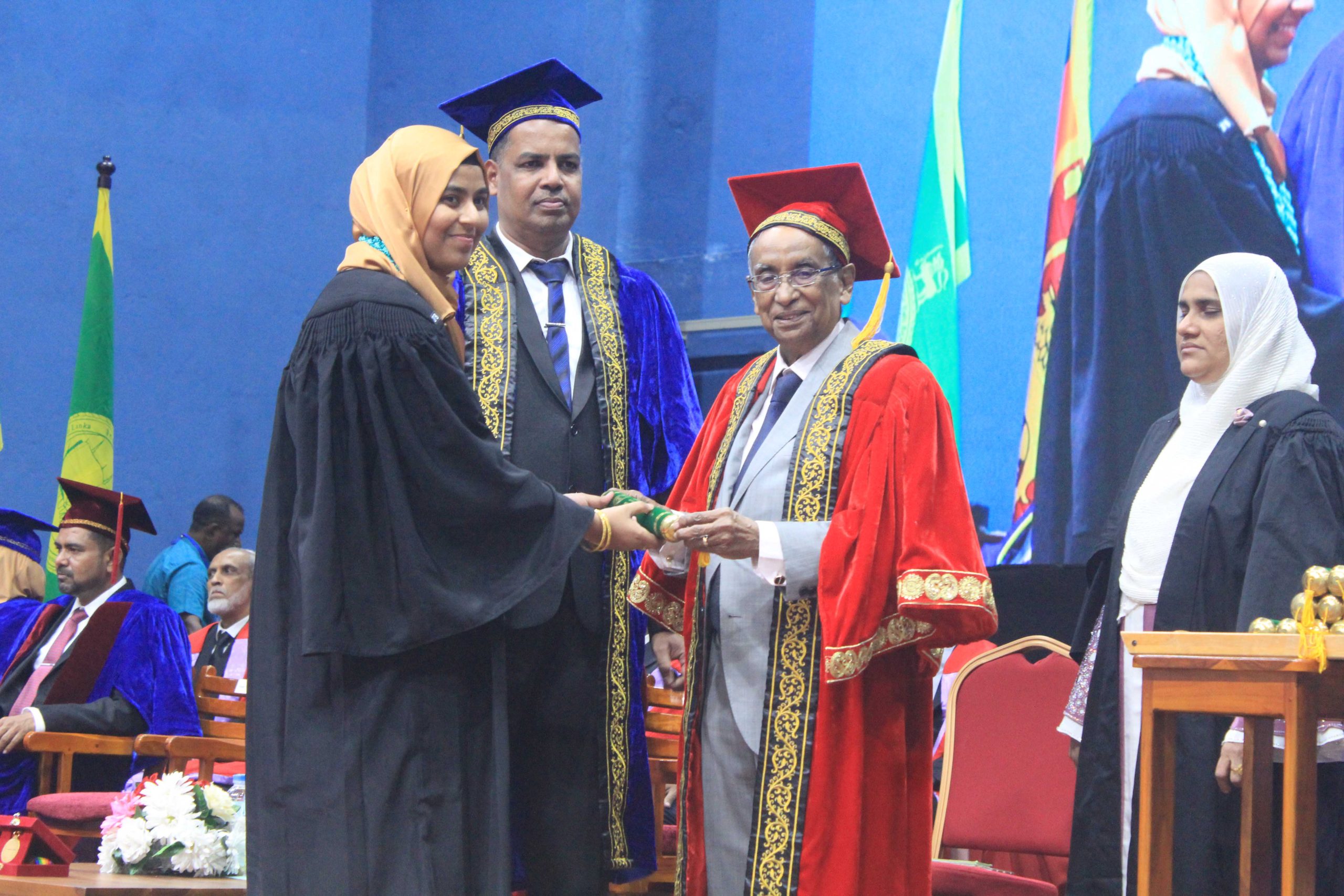 தென்கிழக்கு பல்கலைக்கழகத்தின் 16ஆவது பட்டமளிப்பு விழா ஆரம்பமானது: விசேட பேச்சாளராக கலாநிதி பெட்ரிக் மெக்னமாரா கலந்து கொண்டார்