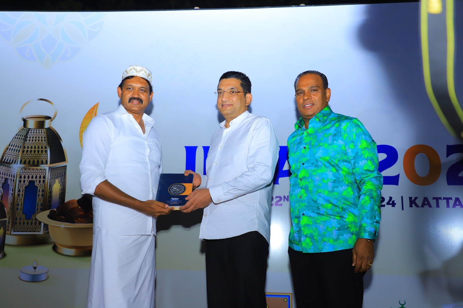 காத்தான்குடியில் நடைபெற்ற இஃப்தார் நிகழ்வில், அமைச்சர் அலி சப்ரிக்கு கிழக்கு ஆளுநர் செந்தில் தொண்டமான் குர்ஆன் அன்பளிப்பு