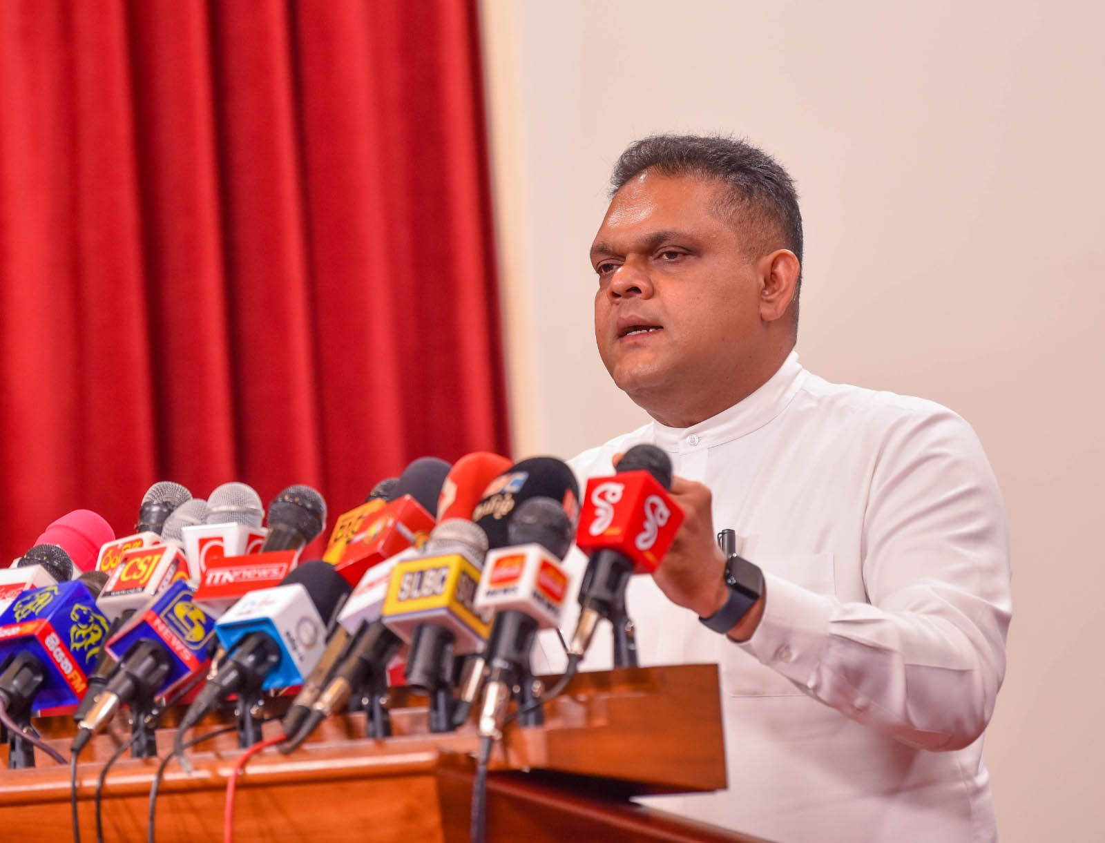 “மக்களுக்கு மாற்றம் தேவையென்பதால், தேர்தலில் போட்டியிடப் போவதில்லை”: முன்னாள் நிதி ராஜாங்க அமைச்சர் ஷெஹான் சேமசிங்க