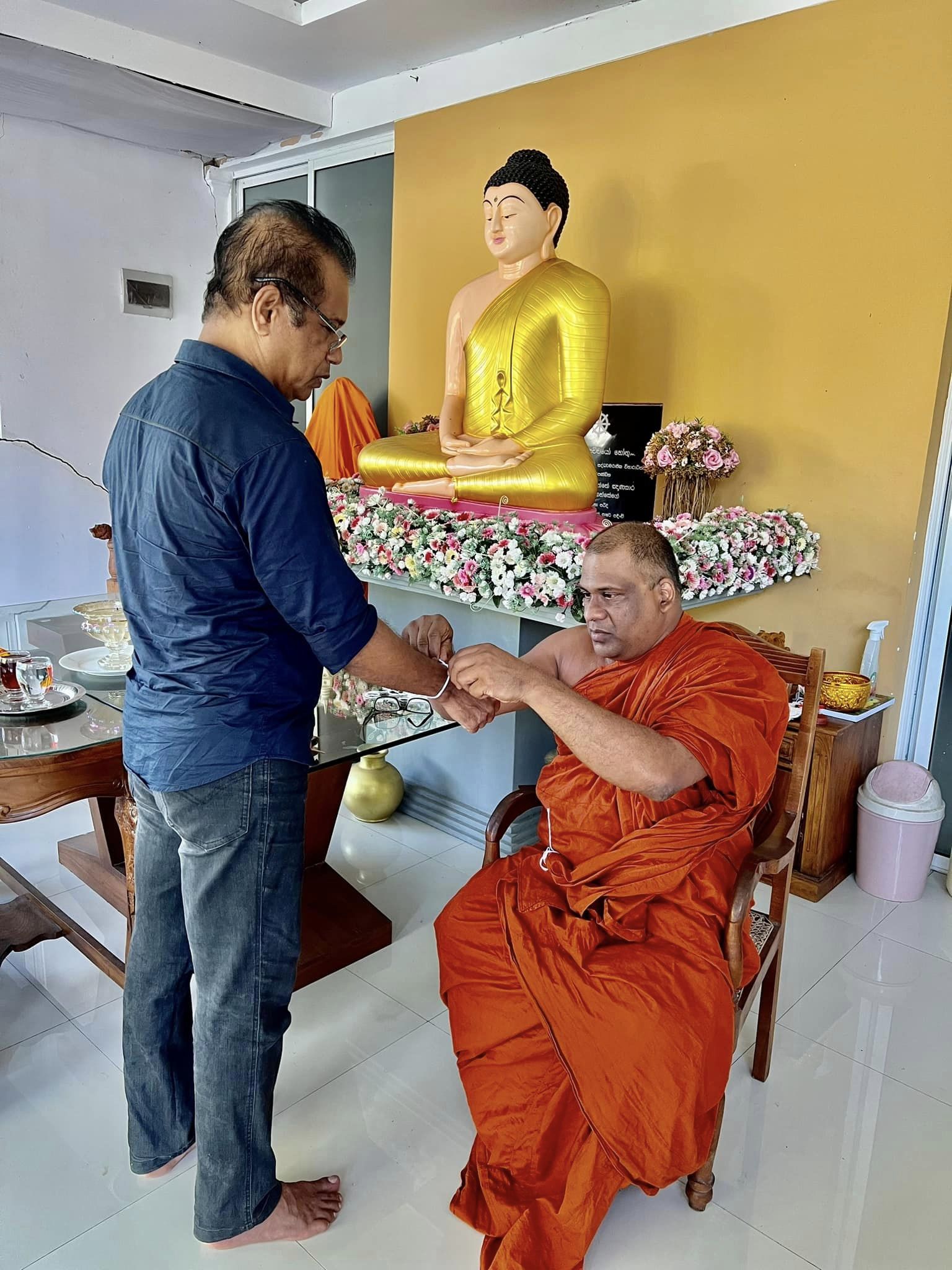 தேசிய மக்கள் சக்தியின் முன்னாள் எம்.பி லால்காந்த, சர்ச்சைக்குரிய பிக்கு ஞானசார தேரரை சந்தித்து ஆசிபெற்றார்