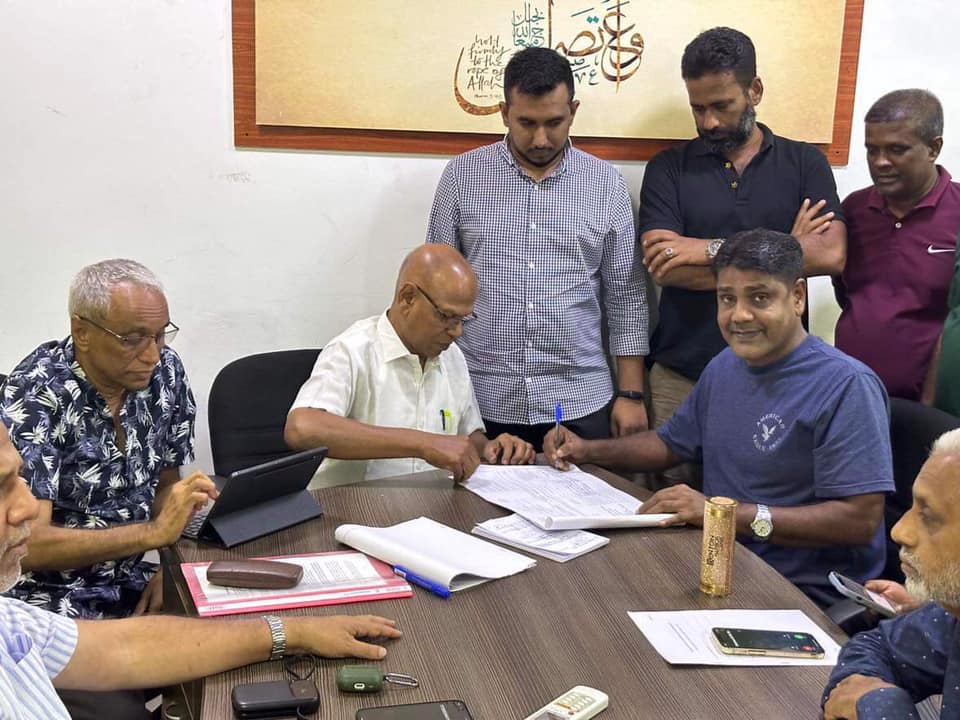 மு.காவின் அம்பாறை மாவட்ட வேட்புமனுவில் ஹரீஸ் இல்லை: எதிர்பாளர்கள் கையொப்பம் இட்டனர்