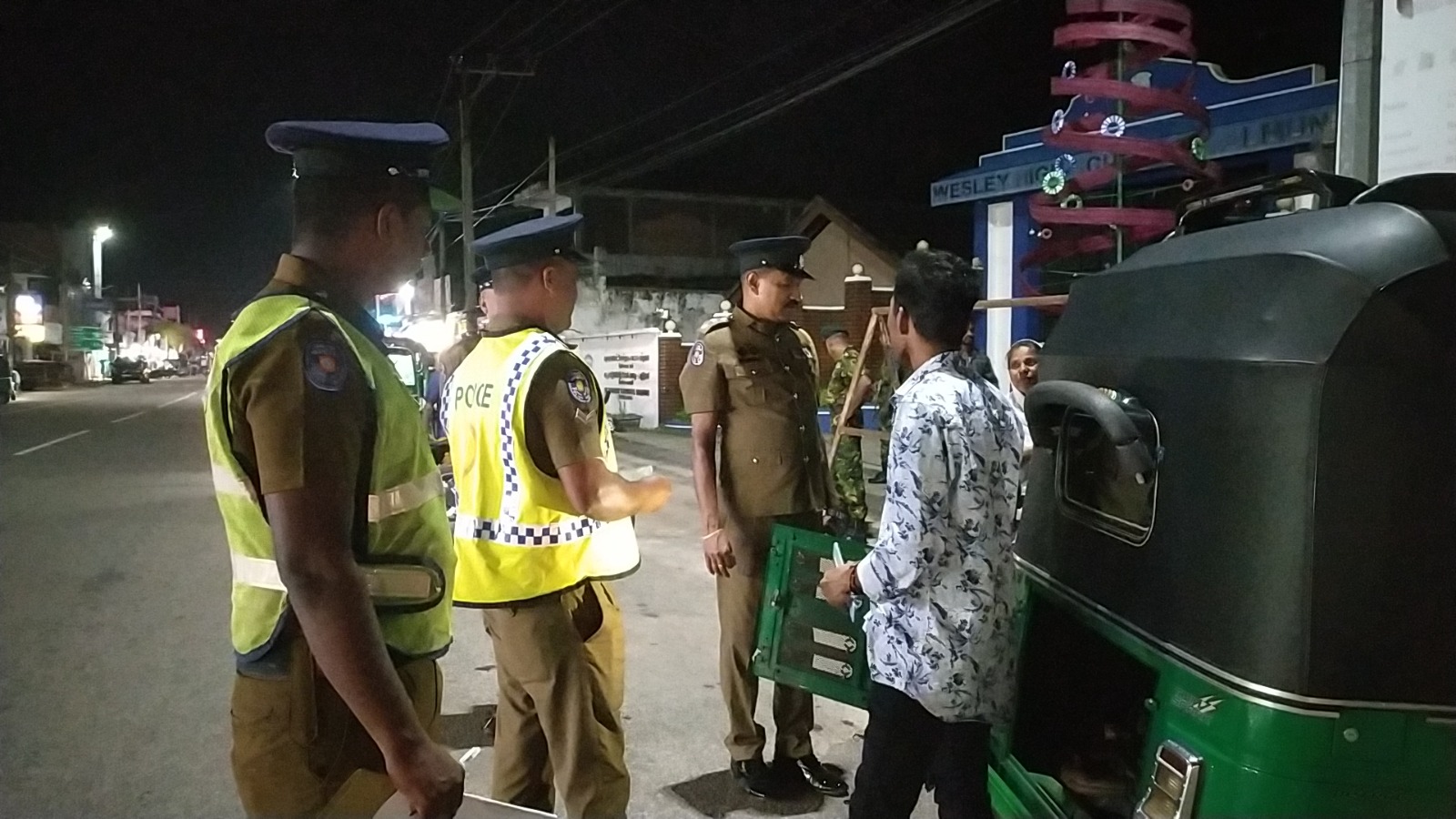 32 ஆயிரம் மாதிரி வாக்குச் சீட்டுகளுடன் கல்முனையில் இருவர் கைது