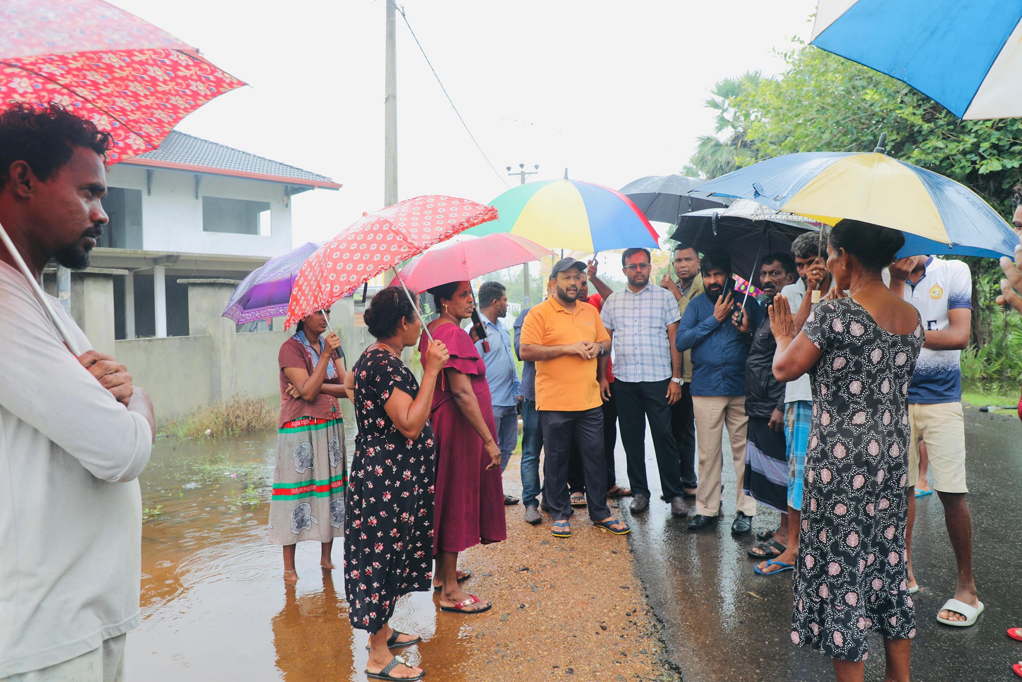 மன்னாரில் சீரற்ற காலநிலையால் பாதிக்கப்பட்ட மக்களை சந்தித்த றிஷாட் பதியுதீன்: அரசாங்க அதிபருடனும் கலந்துரையாடல்