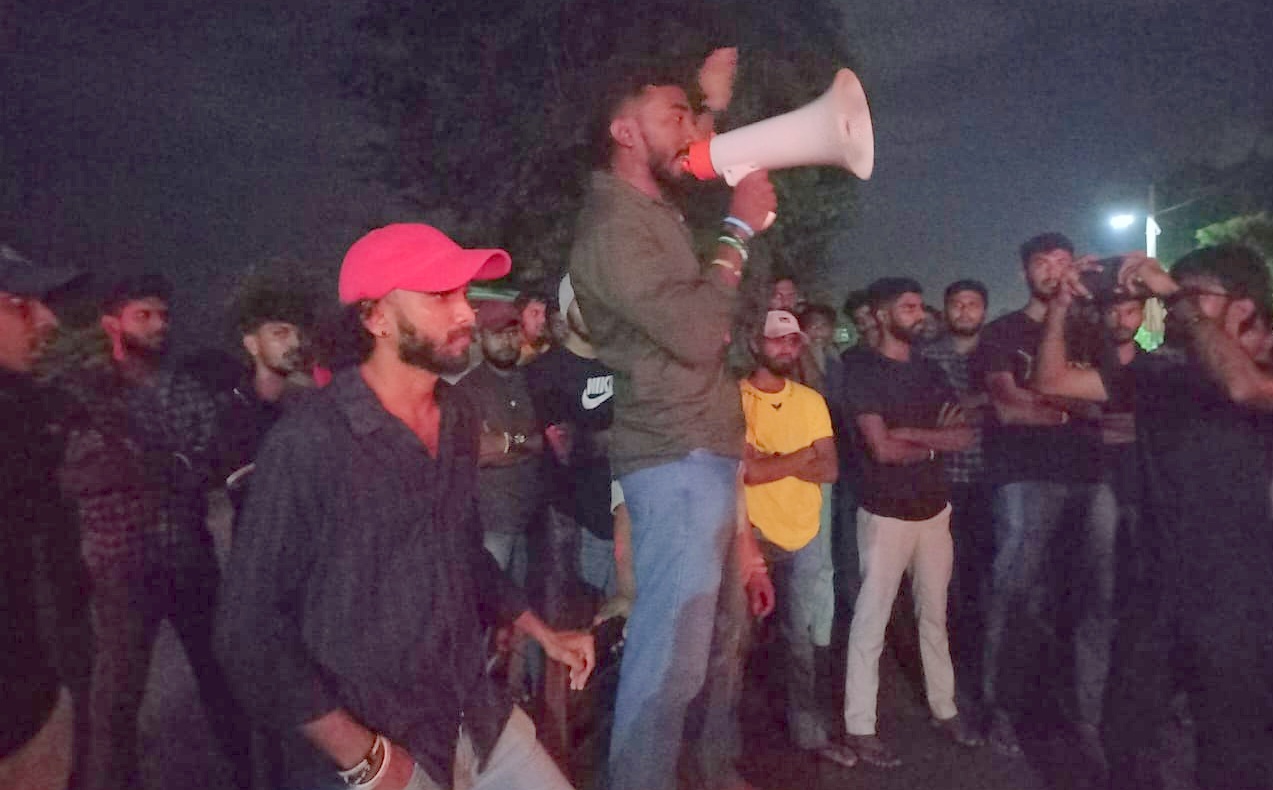 “அடக்குமுறையை நிறுத்து”: தென்கிழக்கு பல்கலைக்கழக மாணவர்கள் ஆர்ப்பாட்டம்