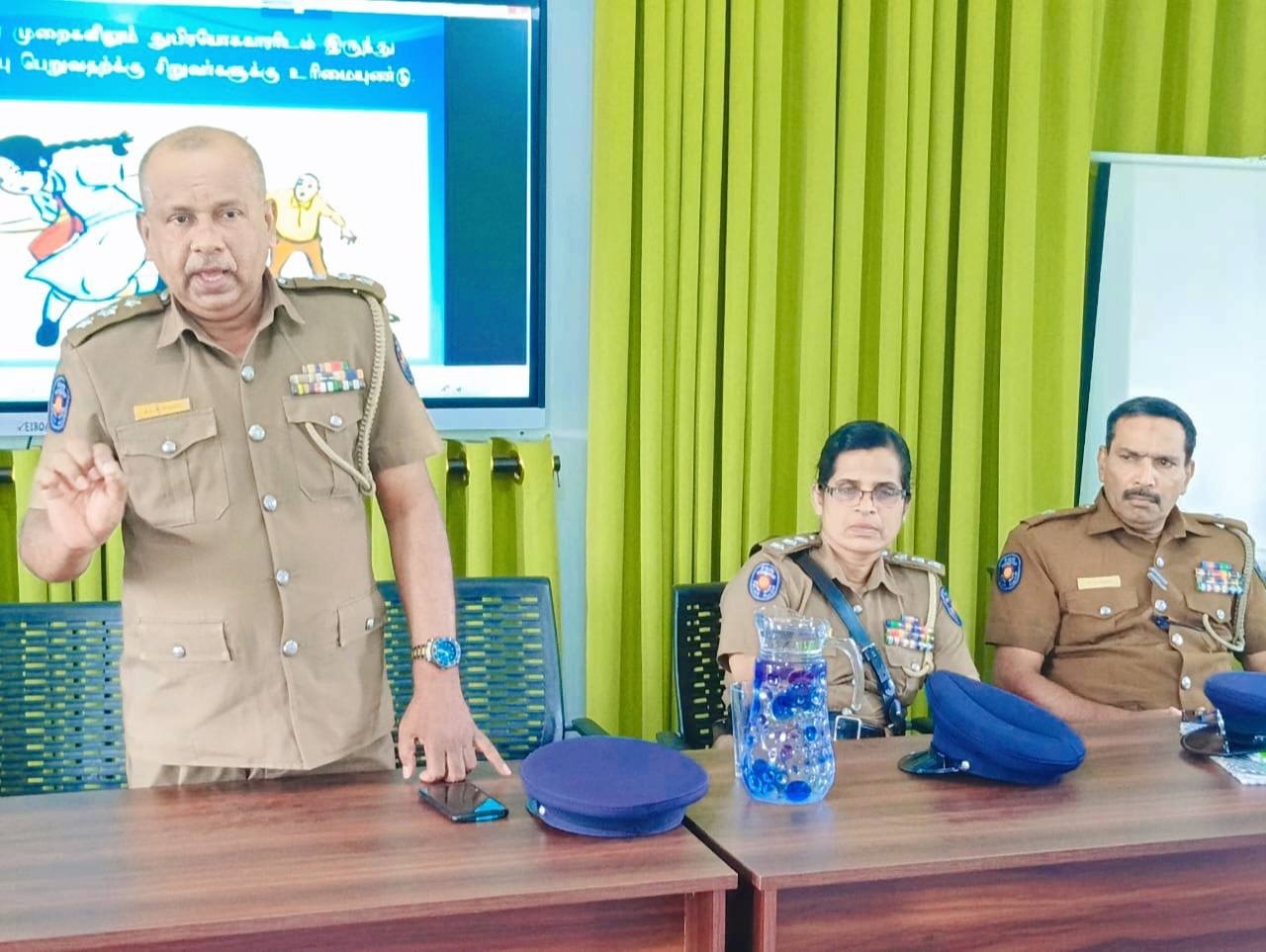 சிறுவர் துஷ்பிரயோகம் தொடர்பில், கல்முனை மஹ்மூத் மகளிர் பாடசாலையில் விழிப்புணர்வு நிகழ்வு