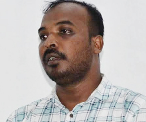 ஊடகவியலாளர் ஹுதா மீது, தேசிய மக்கள் சக்தி பிரதேச சபை உறுப்பினர் தலைமையிலான காடையர்கள் தாக்குதல்