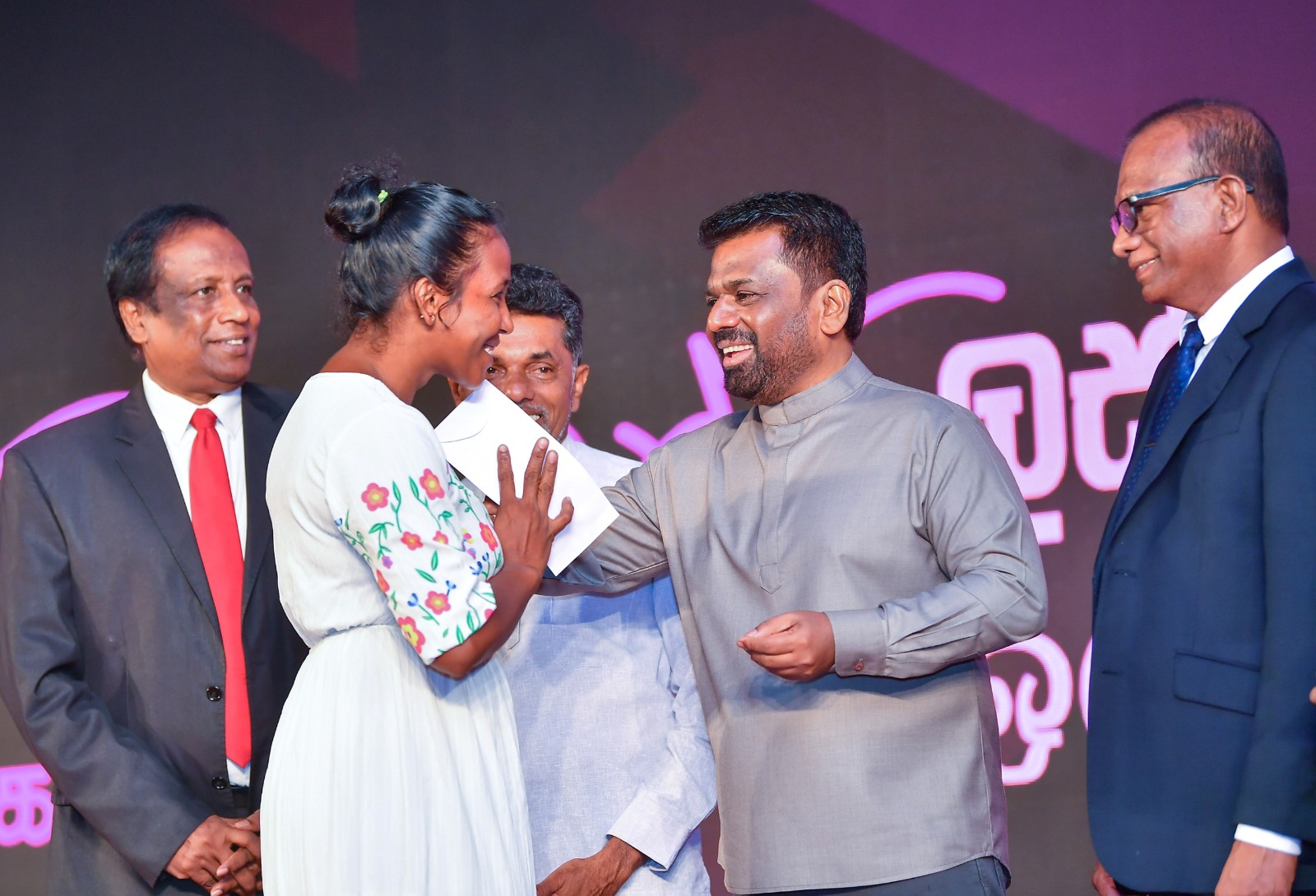 வீடுகள் மற்றும் காணி உறுதிப் பத்திரங்களை, உலக குடியிருப்பு தினத்தில் ஜனாதிபதி கையளித்தார்
