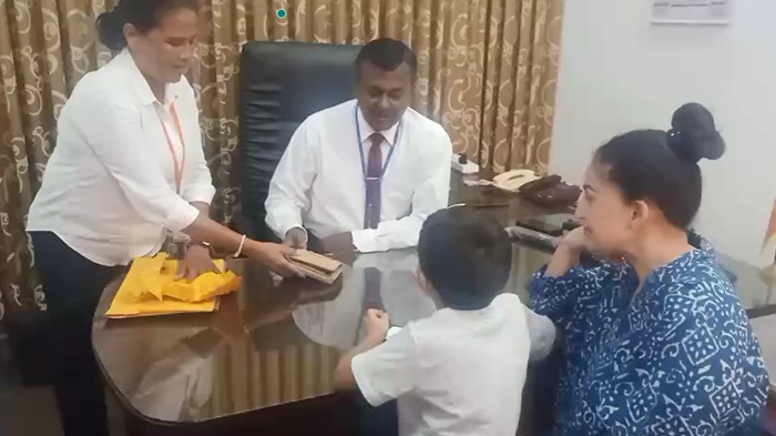 வெளிநாட்டு சுற்றுலாப் பயணியின் தொலைந்த பணப்பையை, கண்டெடுத்து ஒப்படைத்த பெண் பொலிஸ் உத்தியோகத்தர்களின் நேர்மைக்கு பாராட்டு