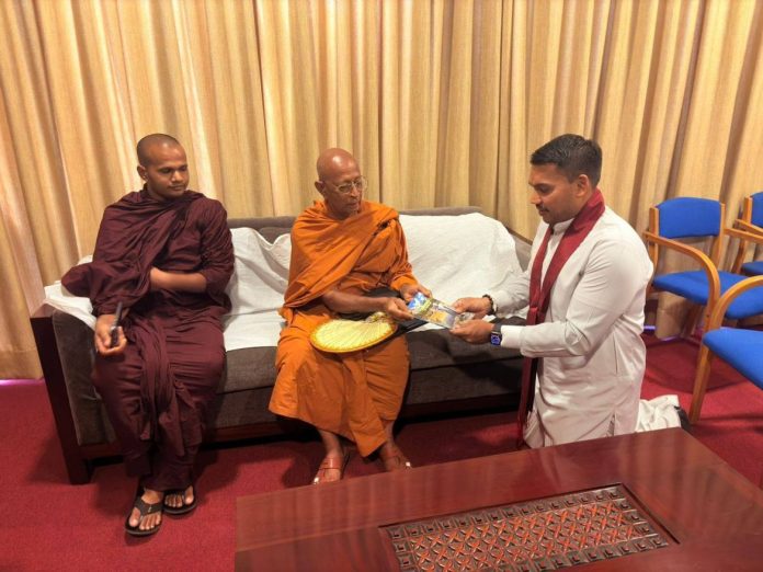 திருகோணமலை விகாரை சர்ச்சை தொடர்பில், அம்பிட்டியே சீலவன்சசிஸ்ஸ தேரர் – நாமல் ராஜபக்ஷ சந்திப்பு
