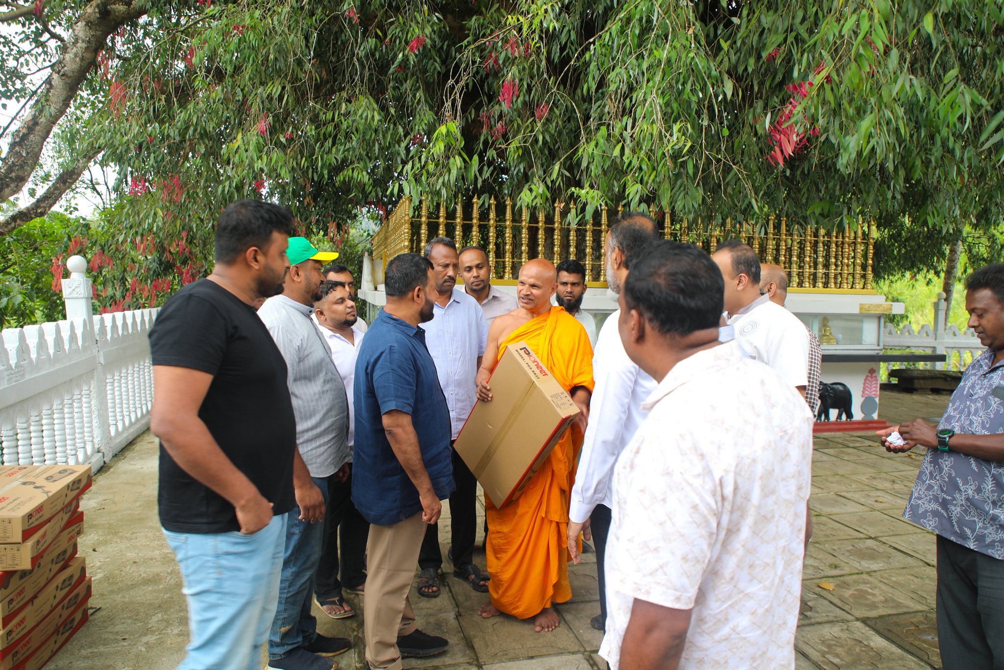 அடைக்கலம் கொடுத்த விகாராதிபதிக்கு நன்றி தெரிவித்த றிஷாட் பதியுத்தீன்; மக்களுக்கு நிவாரணங்களையும் வழங்கினார்