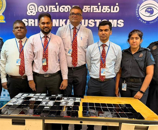 50 லட்சம் ரூபாய்க்கு மேற்பட்ட பெறுமதியுடைய மொபைல் போன்கள் மற்றும் பெட்டரிகளை கடத்திய சீனர்கள் விமான நிலையத்தில் கைது