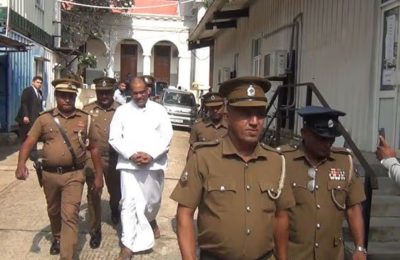 சாரன், சேர்ட்டுடன் நீதிமன்றுக்கு அழைத்து வரப்பட்ட ஞானசார தேரர்